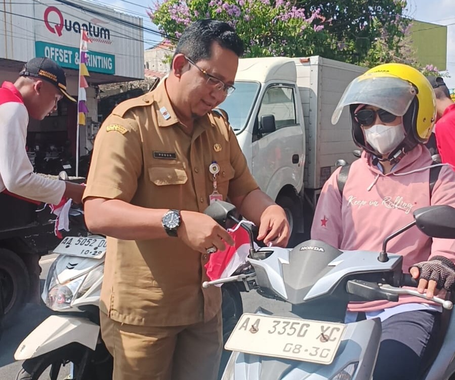 Bakesbangpol dan Capaskab Turun ke Jalan Bagikan Merah Putih