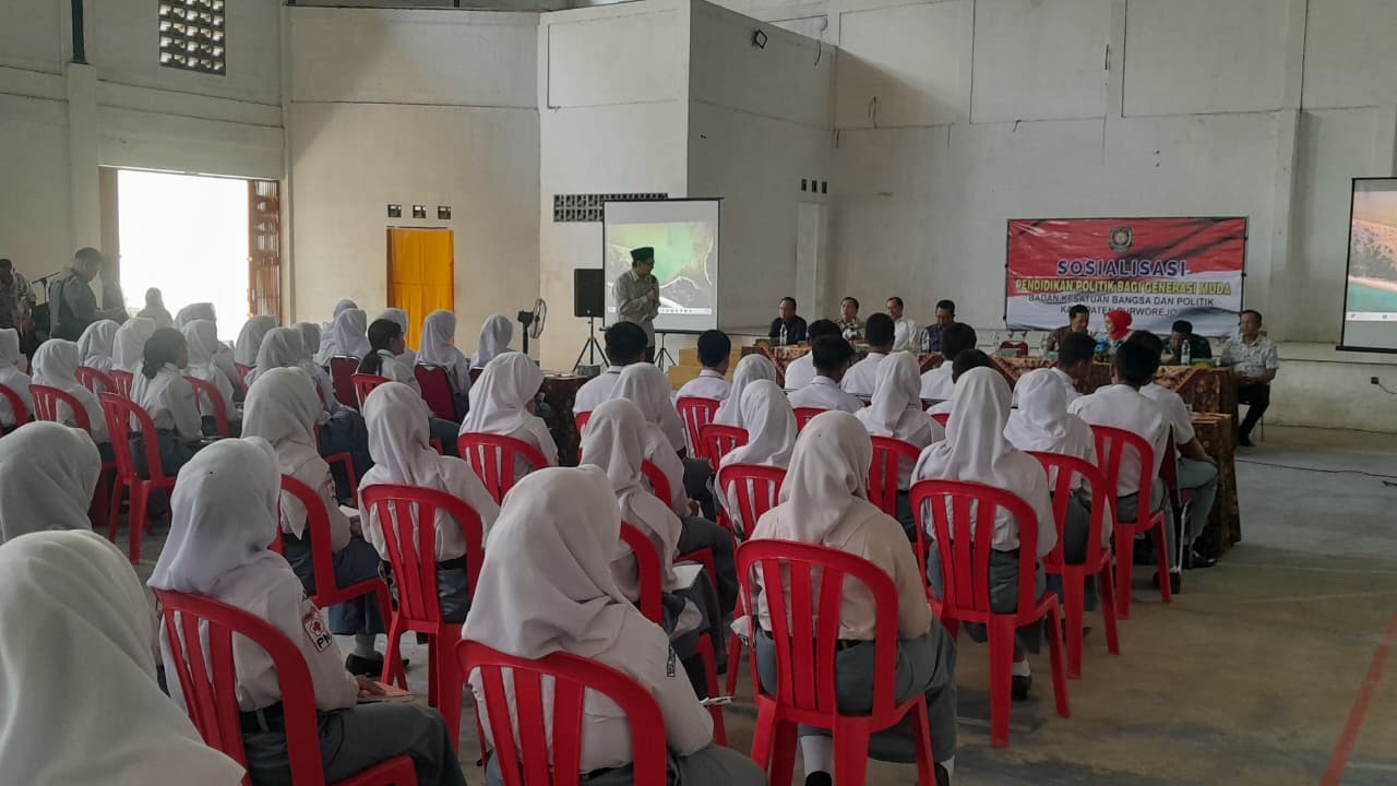 Kesbangpol Purworejo Tanamkan Kesadaran Demokrasi kepada Generasi Muda melalui Pendidikan Politik