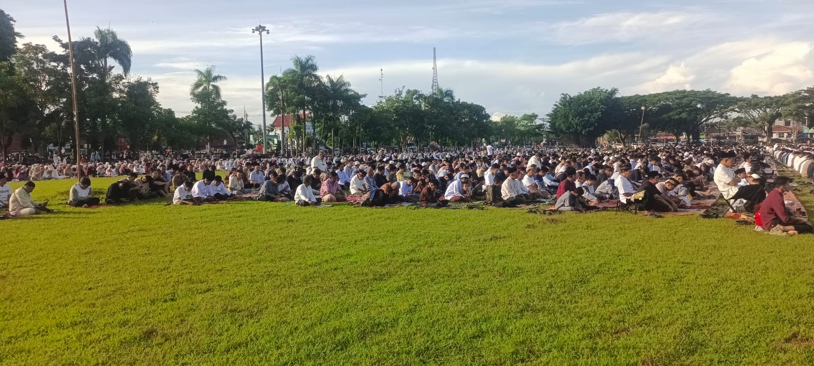 Ribuan Jamaah Ikuti Sholat Idul Fitri di Alun-Alun Purworejo