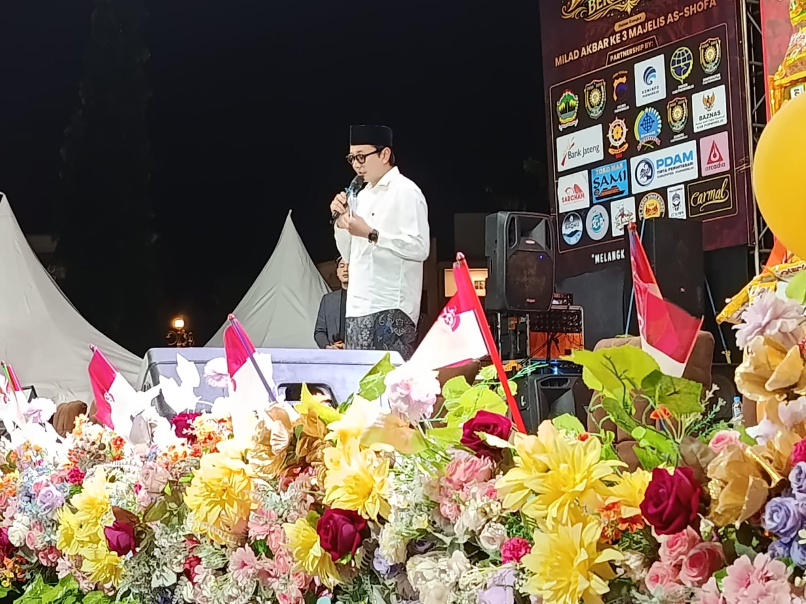 Purworejo Bersholawat Semarakkan Milad Ke-3 Majelis Ta\'lim dan Sholawat As-Shofa, Ribuan Jamaah Padati Alun-alun Kutoarjo