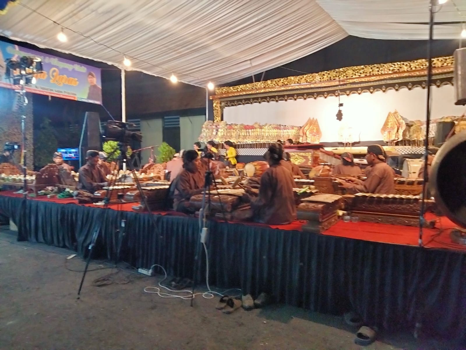 Pagelaran Wayang Kulit Meriahkan HUT Ke-61 Yonif 412/BES/6/2 Kostrad